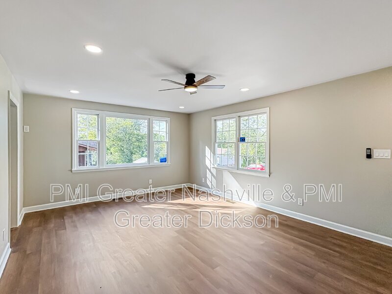 Charming Newly Renovated 2 Bedroom Duplex in the Heart of Downtown Dickson! property image