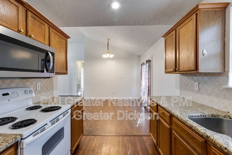 Charming - 3 Bedroom, 2 Bath Home in Waverly, TN property image